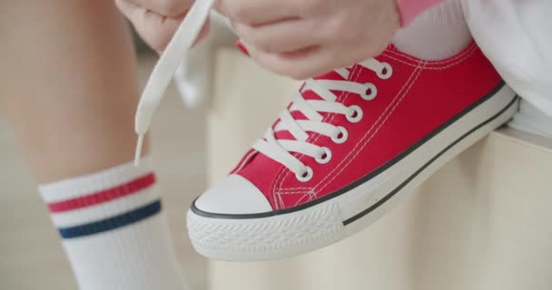 Woman skateboarder tying shoelace — Stock Video