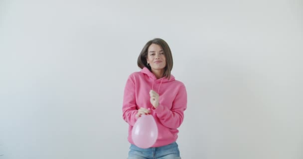 風船を吹いている若い女性 — ストック動画