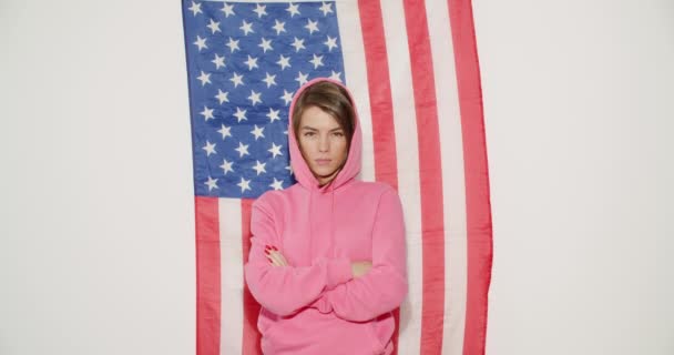 Chica con bandera nacional de EE.UU. — Vídeos de Stock