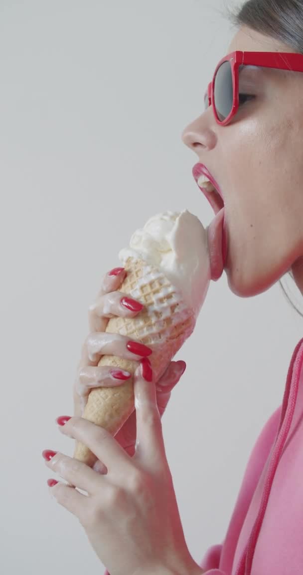 Dondurma yiyen genç bir kadın — Stok video