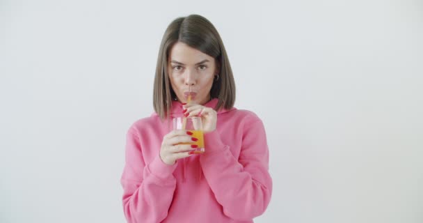 戴太阳镜的女孩喝果汁 — 图库视频影像