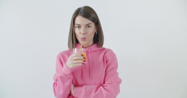 Meisje in zonnebril drinken sap — Stockvideo