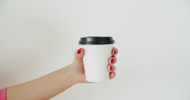 Makieta kobiecej ręki trzymającej filiżankę papieru do kawy — Wideo stockowe
