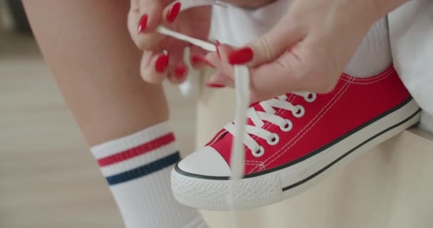 女滑板手系鞋带 — 图库视频影像