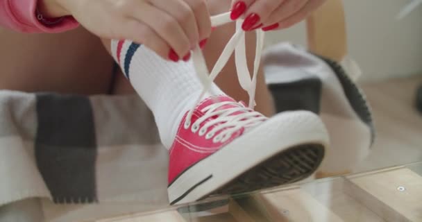 Kadın kaykaycı ayakkabı bağı bağlıyor. — Stok video