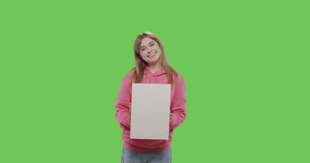 Jovem mulher bonita segurando cartaz — Vídeo de Stock