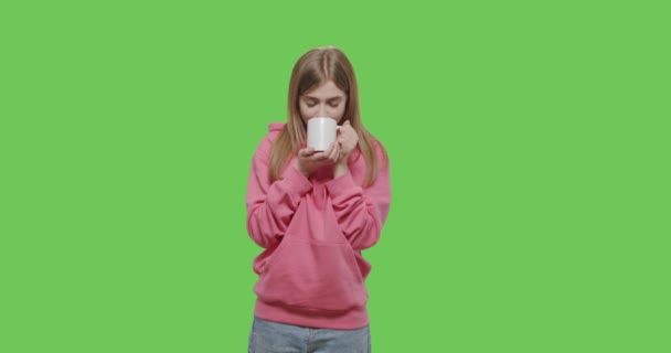 Chica beber café aislado en verde pantalla de fondo — Vídeos de Stock