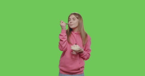Дівчина тримає ложку з морозивом — стокове відео