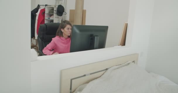 Young Woman at Home Works on Computer — Stock Video