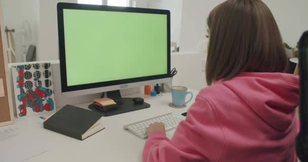 Junge Frau zu Hause arbeitet am Computer — Stockvideo