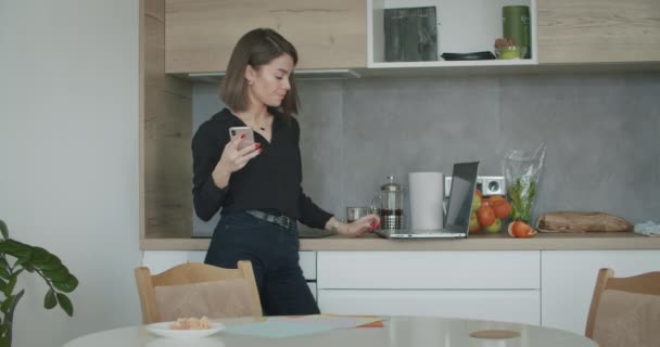 Vrouw kijkt goed nieuws op smartphone — Stockvideo