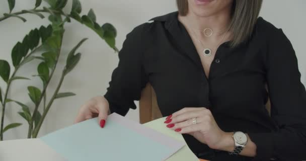 집 부엌에서 서류를 가지고 일하는 여자. — 비디오