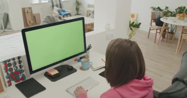 Giovane donna a casa lavora sul computer — Video Stock
