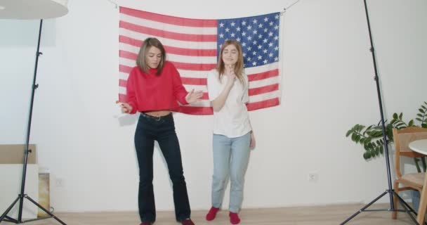 Дівчина з національним прапором США — стокове відео