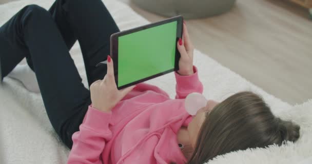 Žena ležící na posteli s počítačem na tablet — Stock video