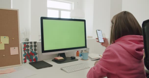 Jonge vrouw thuis werkt op de computer — Stockvideo