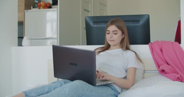 Mulher atraente fazendo reunião ou conferência na web — Vídeo de Stock