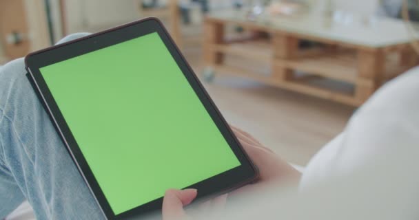 Woman lying on the bed with tablet computer — Stock Video