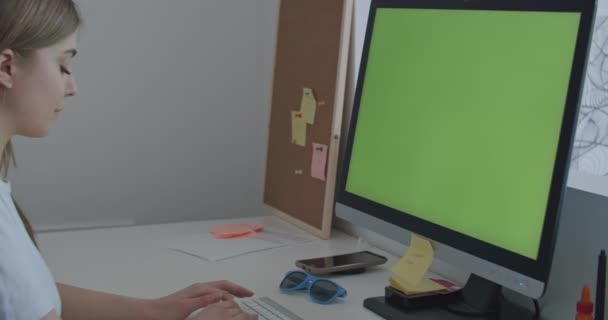 Молода жінка вдома працює на комп'ютері — стокове відео