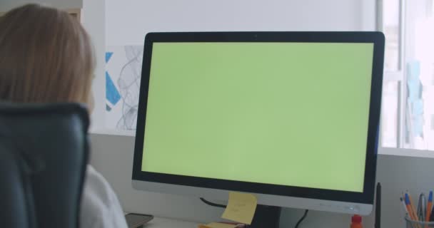 Junge Frau zu Hause arbeitet am Computer — Stockvideo