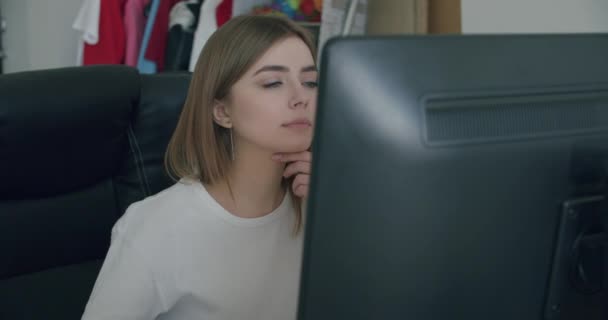 Лицо деловой женщины, смотрящее на дисплей — стоковое видео