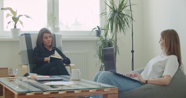 Jóvenes ocupados desayunan en casa — Vídeo de stock