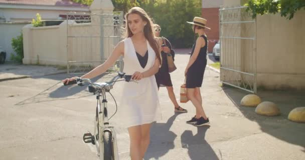 Frau fährt Fahrrad in der Stadt — Stockvideo