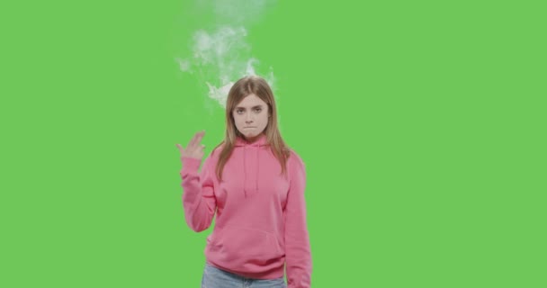 Mujer joven disparando gesto en la pantalla verde — Vídeo de stock