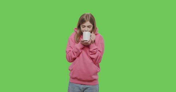 Девушка пить кофе изолированы на зеленом фоне экрана — стоковое видео