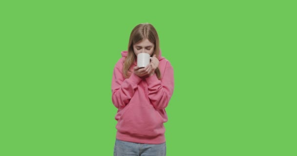 Meisje drinken koffie geïsoleerd op groen scherm achtergrond — Stockvideo