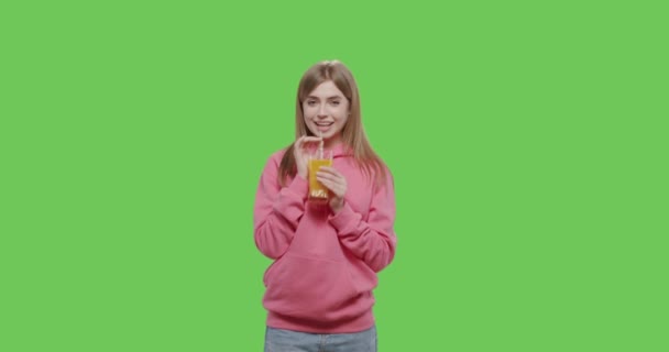 Jong mooi vrouw drinkt sinaasappelsap — Stockvideo