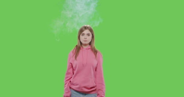 Ung kvinna skytte gest på grön skärm — Stockvideo