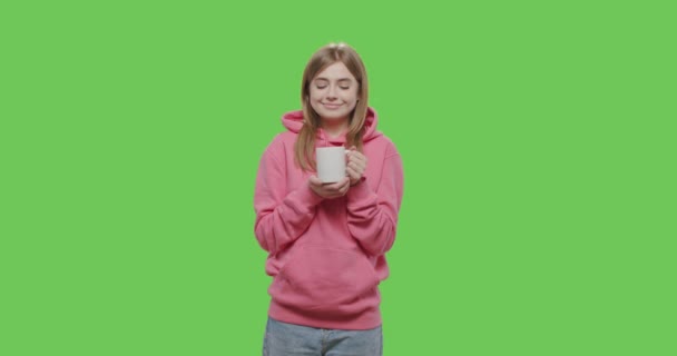 Flicka dricka kaffe isolerad på grön skärm bakgrund — Stockvideo