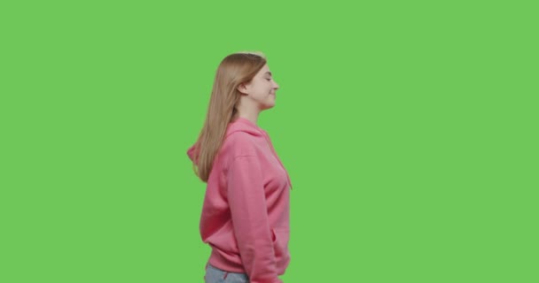 Mulher andando isolado na tela verde — Vídeo de Stock
