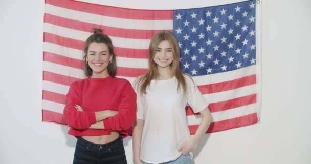 Дівчина з національним прапором США — стокове відео