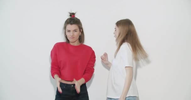 Chicas en ropa de verano mostrando emociones positivas — Vídeo de stock