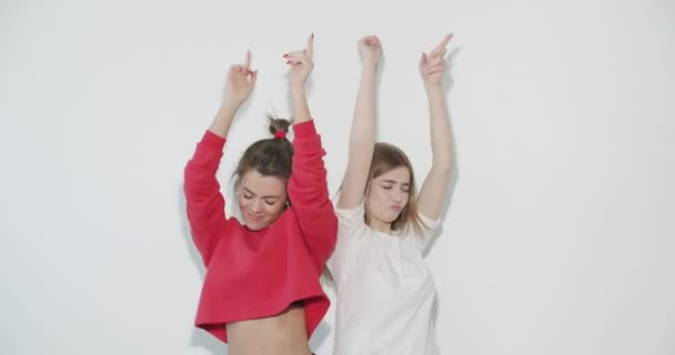 Filles en vêtements d'été montrant des émotions positives — Video