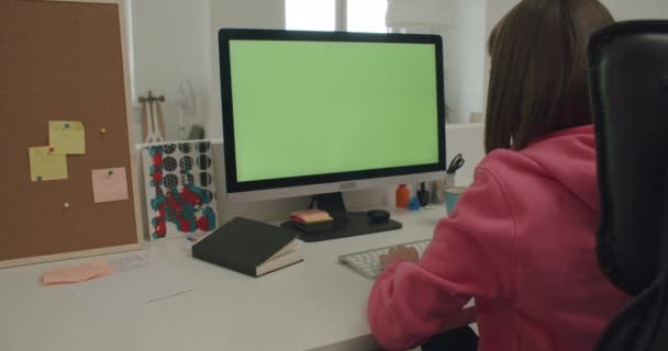 Mujer joven en el hogar trabaja en la computadora — Vídeos de Stock