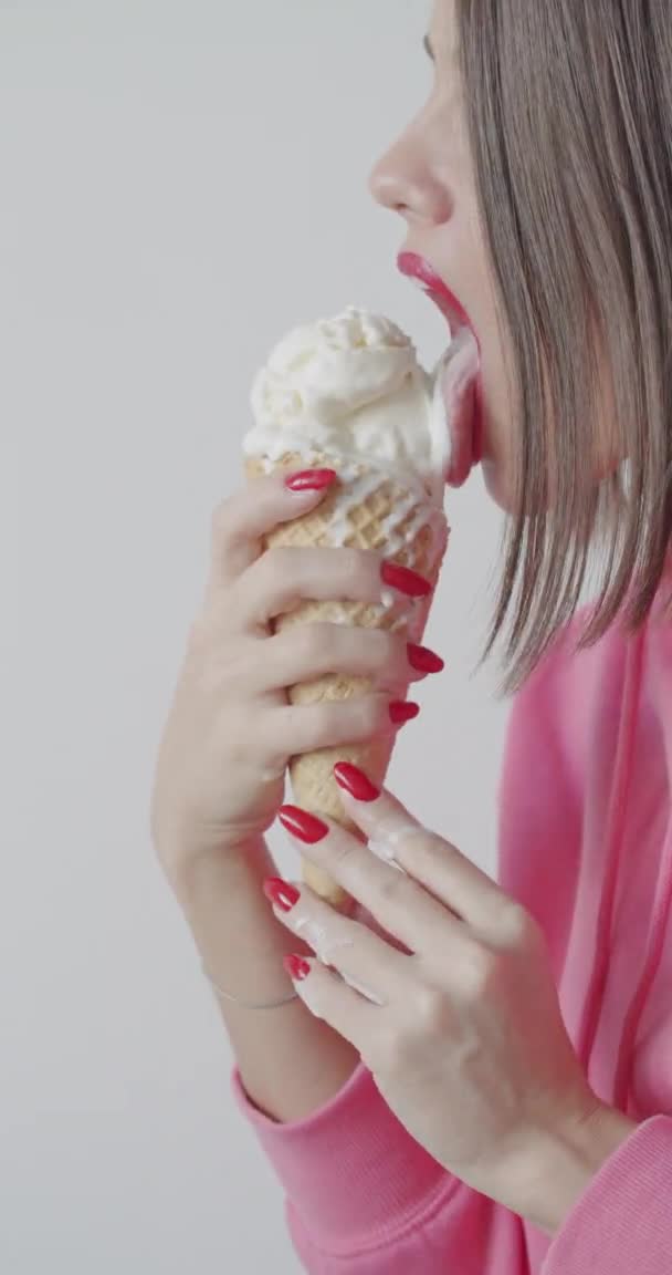 Young woman eating ice cream — Stock Video