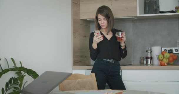 Женщина проверяет хорошие новости на смартфоне — стоковое видео