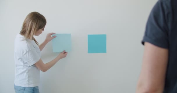 Coppia che sceglie colore pittura murale — Video Stock