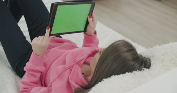 Donna sdraiata sul letto con tablet — Video Stock