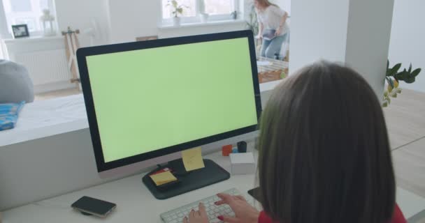 Junge Frau zu Hause arbeitet am Computer — Stockvideo