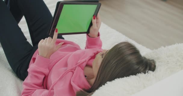 Donna sdraiata sul letto con tablet — Video Stock