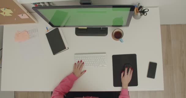 Mujer joven en el hogar trabaja en la computadora — Vídeos de Stock