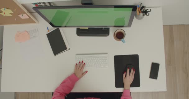 Young Woman at Home Works on Computer — Stock Video