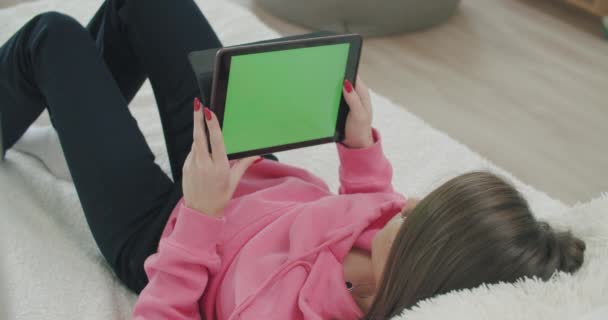 Žena ležící na posteli s počítačem na tablet — Stock video