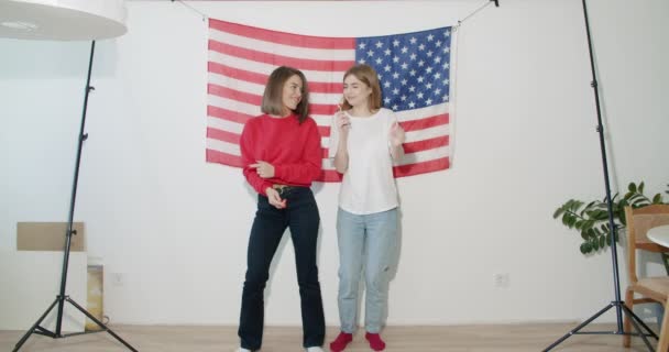 Flicka med nationell usa flagga — Stockvideo