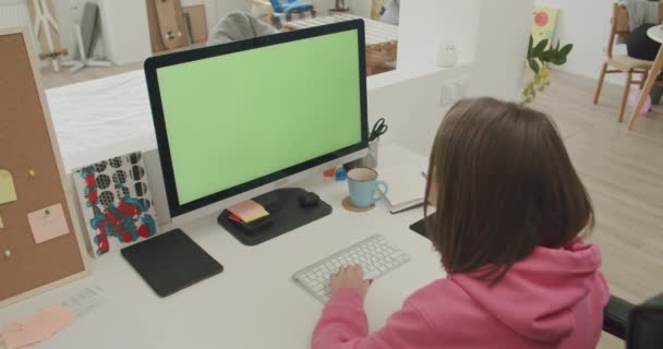 Fiatal nő otthon dolgozik a számítógépen — Stock videók