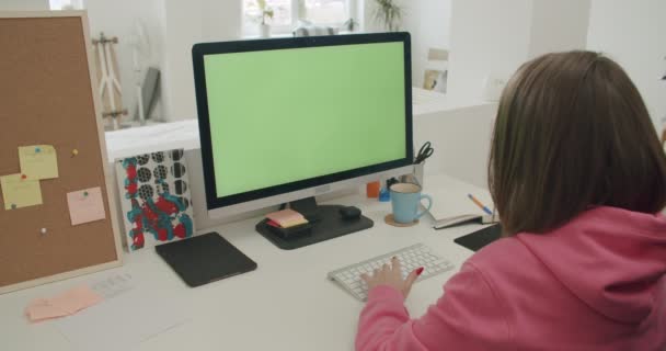 Jonge vrouw thuis werkt op de computer — Stockvideo